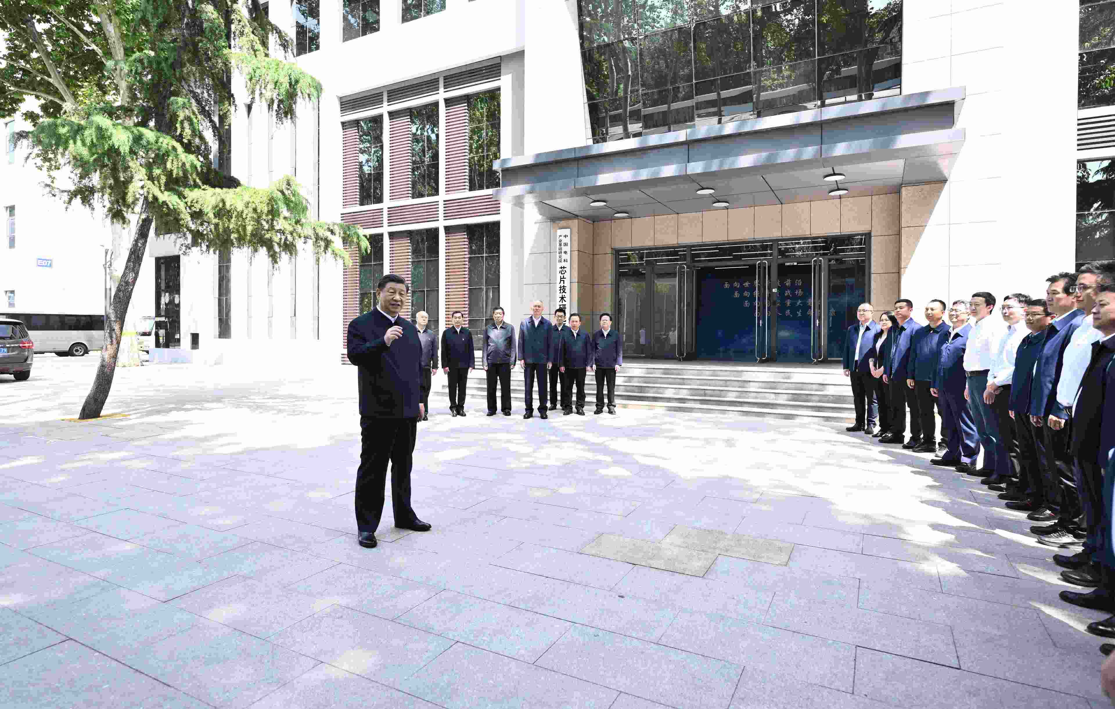 △2023年5月12日，習(xí)近平總書(shū)記在中國(guó)電科產(chǎn)業(yè)基礎(chǔ)研究院同科技工作者交流。