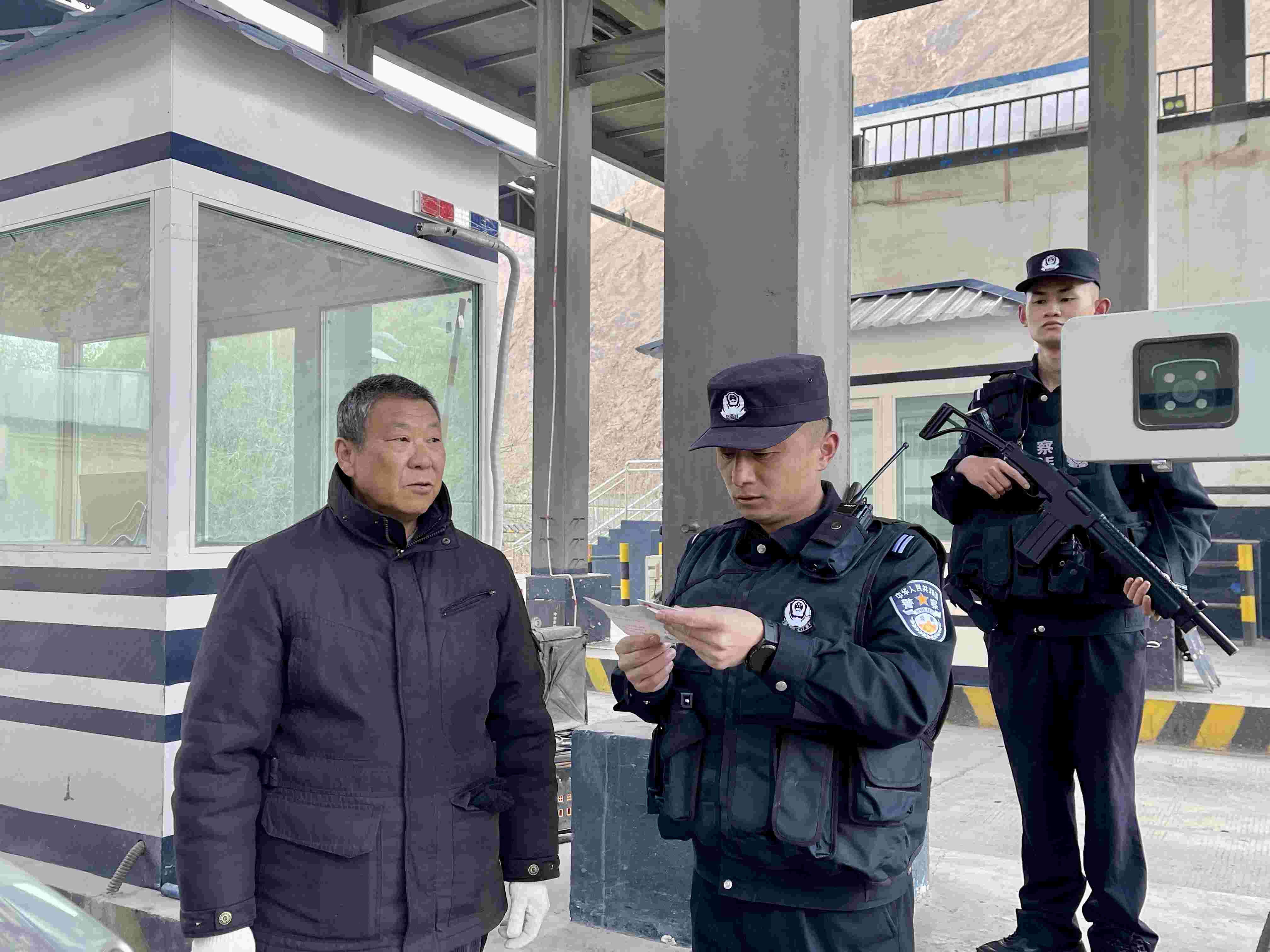 在庫地邊境檢查站，陳暢核對進(jìn)出邊境管理區(qū)人員信息。人民網(wǎng) 周靜圓攝