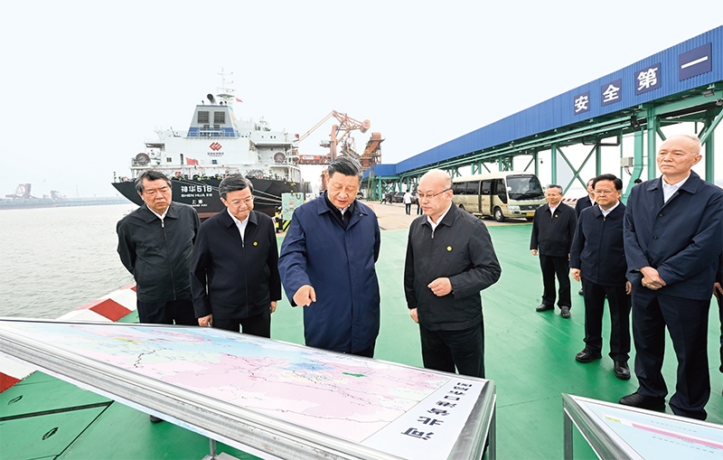 2023年5月11日至12日，中共中央總書記、國家主席、中央軍委主席習(xí)近平在河北考察，并主持召開深入推進京津冀協(xié)同發(fā)展座談會。這是11日下午，習(xí)近平在滄州市黃驊港煤炭港區(qū)碼頭考察。 新華社記者 李學(xué)仁/攝