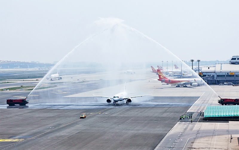 2023年5月28日，國產(chǎn)大型客機C919圓滿完成首次商業(yè)飛行，開啟市場化運營、產(chǎn)業(yè)化發(fā)展新征程。圖為北京首都國際機場以水門禮迎接C919首個商業(yè)航班東航MU9191。 新華社發(fā) 魏萌/攝