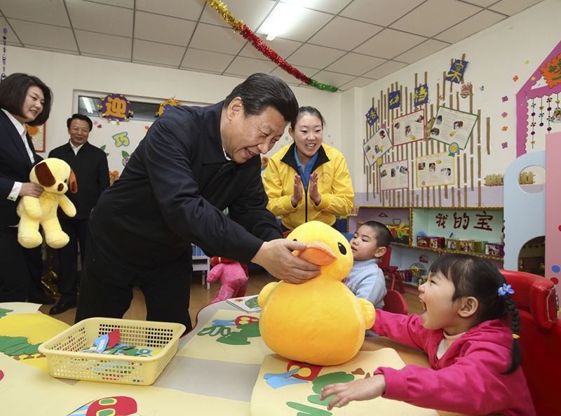 2014年1月28日，習近平總書記來到內蒙古自治區(qū)呼和浩特市兒童福利院看望孩子們并贈送新春禮物。