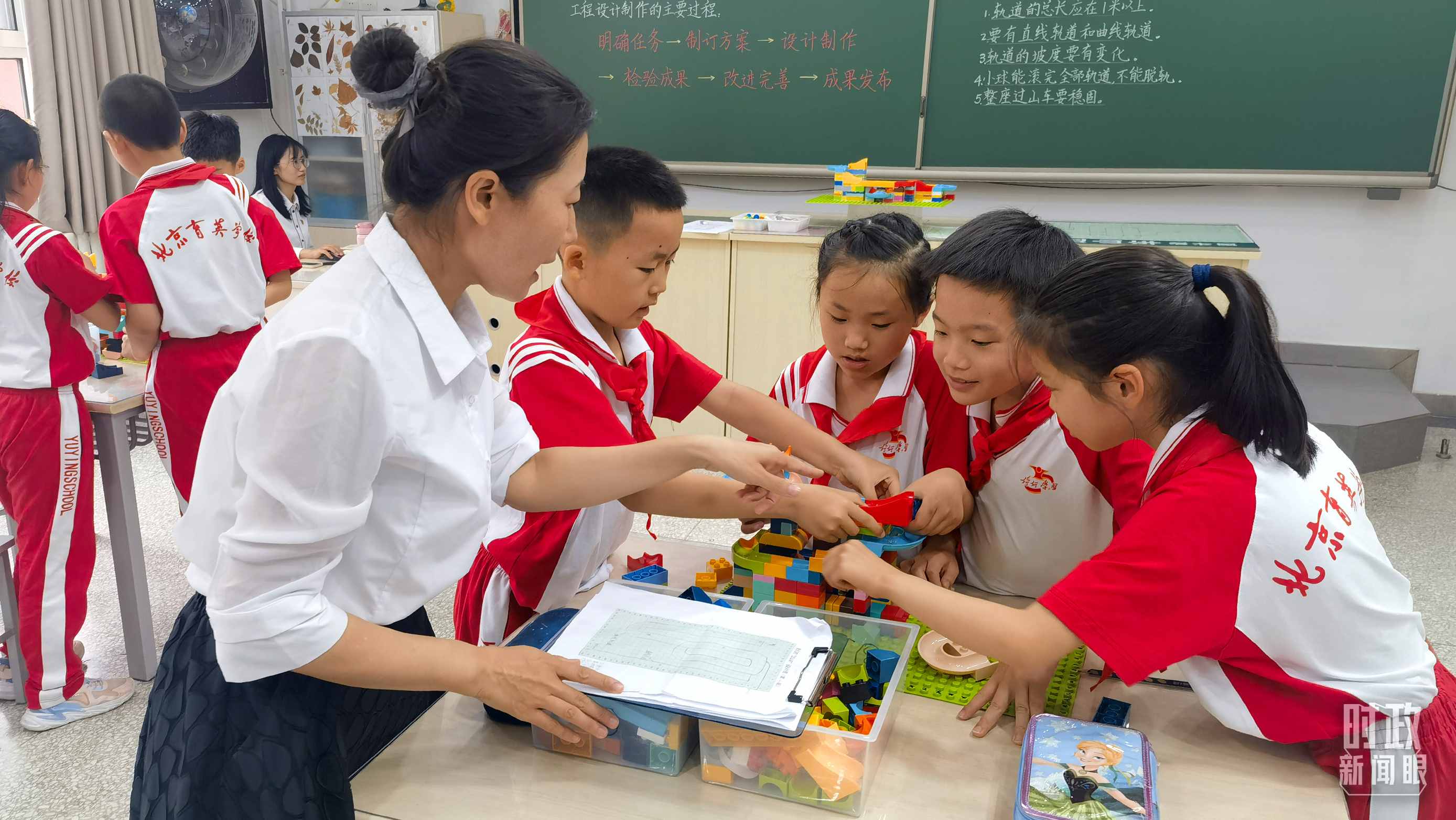 △科學(xué)教室內(nèi)，學(xué)生們正在開展過山車科學(xué)實(shí)驗(yàn)。（總臺(tái)央視記者賈林拍攝）