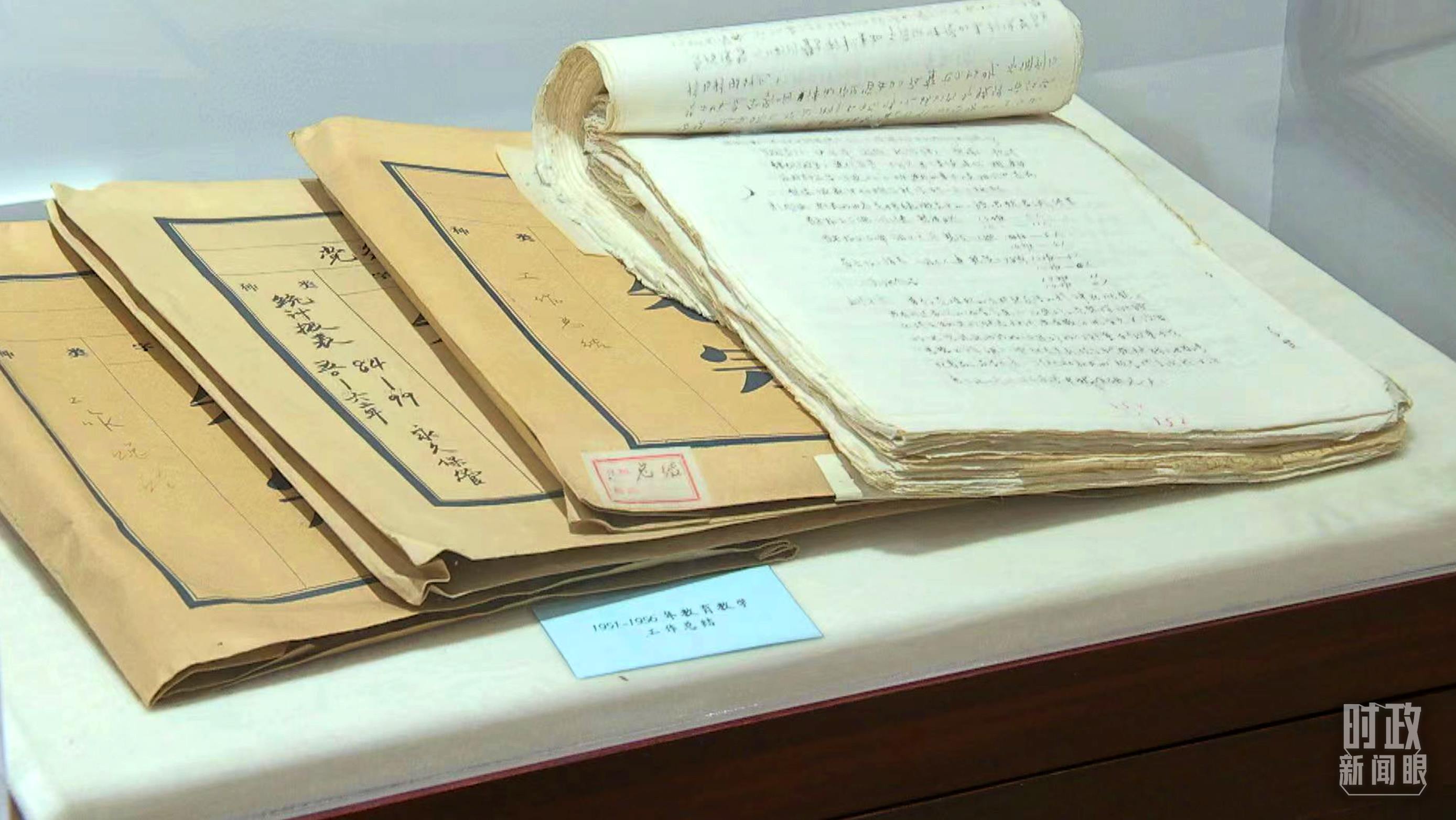 △校史館內(nèi)的教育教學(xué)工作總結(jié)展陳。（總臺(tái)央視記者金雨秋拍攝）