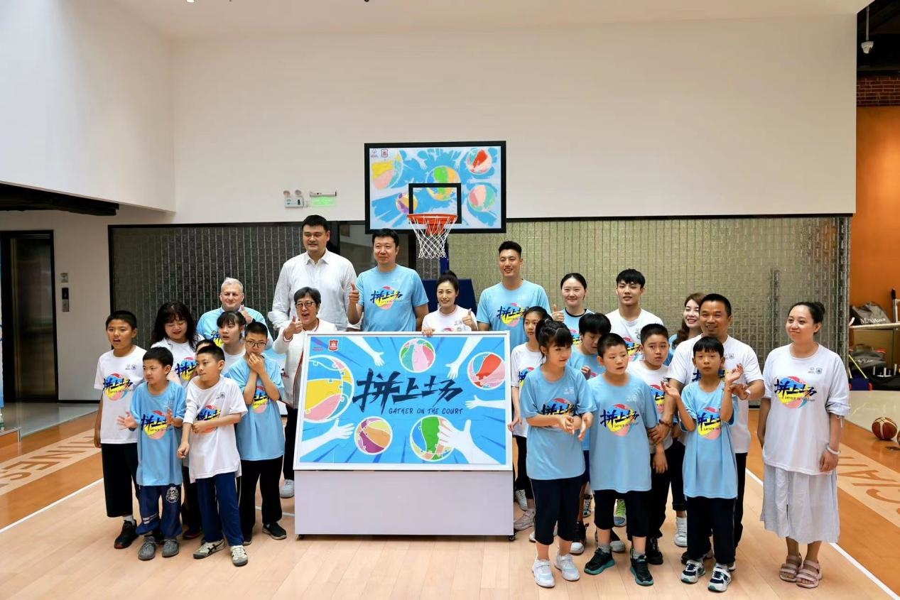 嘉賓與特奧小運動員在活動結(jié)束后合影。人民網(wǎng)記者 郝帥攝