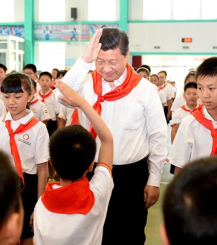 2014年5月30日，習(xí)近平總書記來(lái)到北京市海淀區(qū)民族小學(xué)，參加慶祝“六一”國(guó)際兒童節(jié)活動(dòng)。新華社記者 李濤 攝