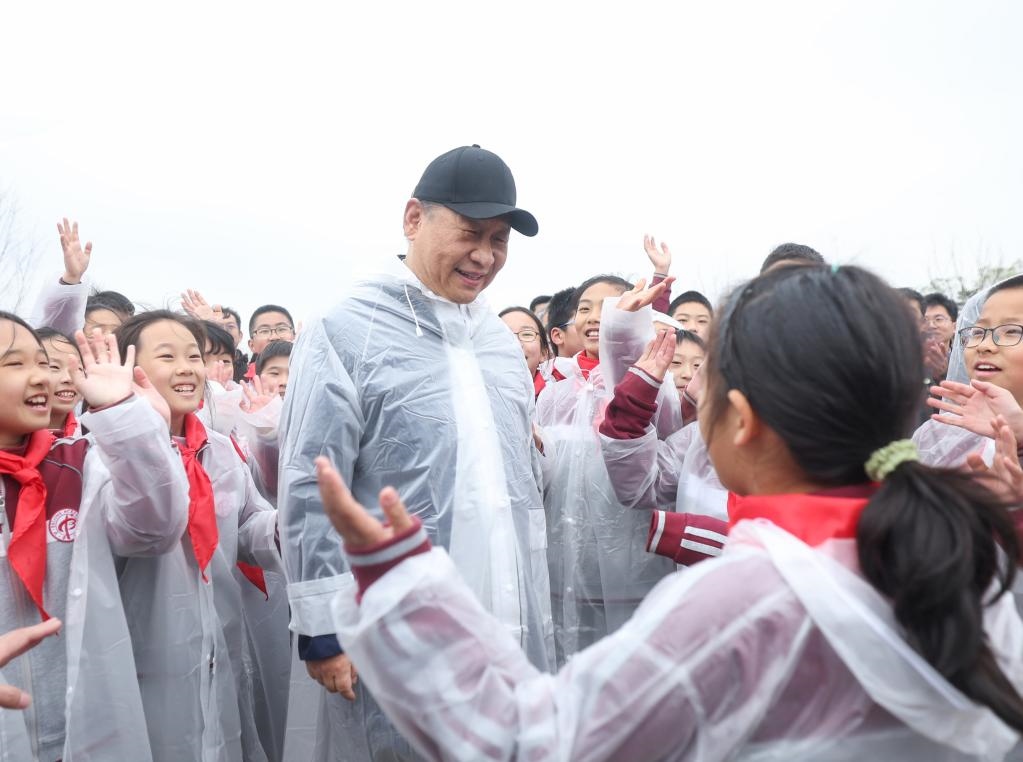2023年4月4日，黨和國(guó)家領(lǐng)導(dǎo)人參加首都義務(wù)植樹活動(dòng)。這是植樹后，習(xí)近平總書記同在場(chǎng)的中小學(xué)生親切交談。新華社記者 鞠鵬 攝