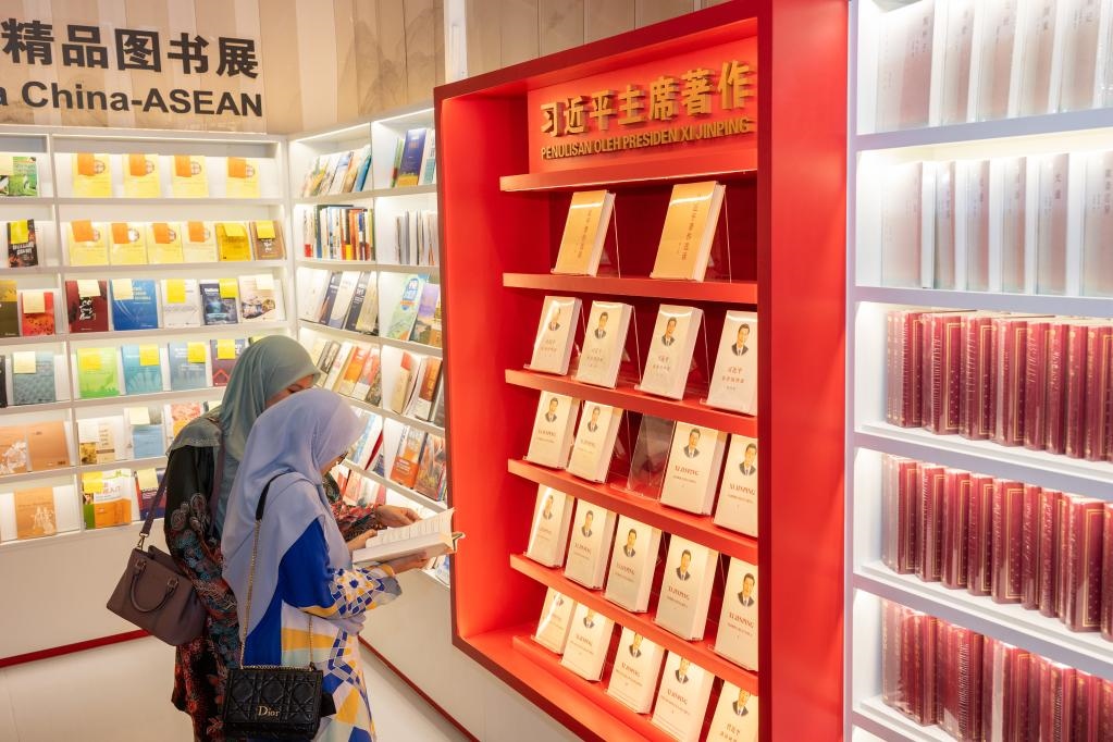 5月30日，兩名讀者在馬來西亞吉隆坡國際書展中國主賓國活動(dòng)現(xiàn)場(chǎng)閱讀習(xí)近平主席著作。新華社記者朱煒攝