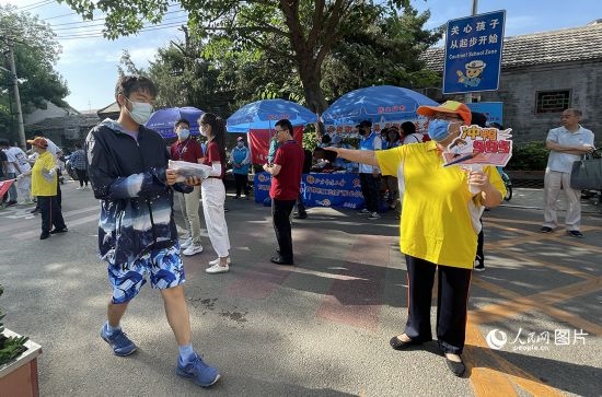 6月7日早8點，北京市第五中學(xué)門口考生正在按規(guī)定進入考場。人民網(wǎng)記者 池夢蕊攝