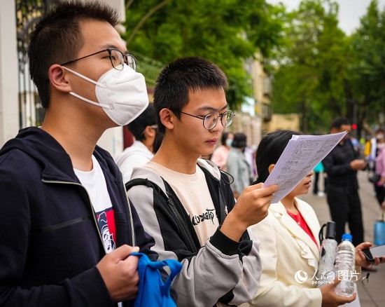 6月7日，在昆明市第五中學(xué)考場外，考生正利用最后時間復(fù)習(xí)備考。人民網(wǎng) 曾智慧攝
