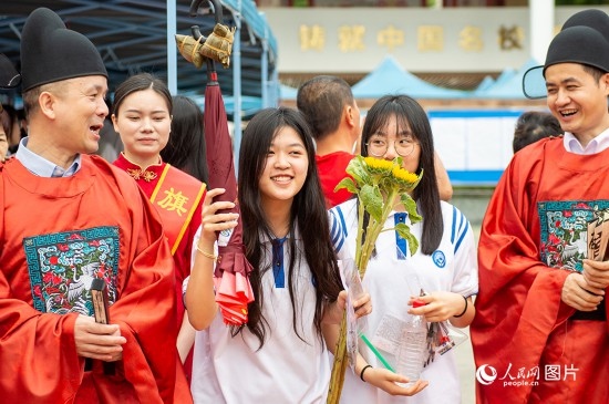 6月7日上午，在南寧市天桃實驗學(xué)校翠竹校區(qū)，老師們在為考生們加油鼓勁！人民網(wǎng)記者 嚴立政攝