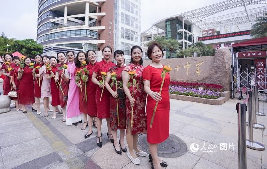 6月7日一早，廈門雙十中學(xué)考生家長們身穿旗袍，手拿向日葵在考場外為孩子加油打氣，寓意“旗開得勝，一舉奪魁”。人民網(wǎng)記者 陳博攝