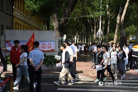 6月7日，在黑龍江省哈爾濱市第三中學(xué)高考考點，考生們有序進入考場。人民網(wǎng)記者 蘇靖剛攝