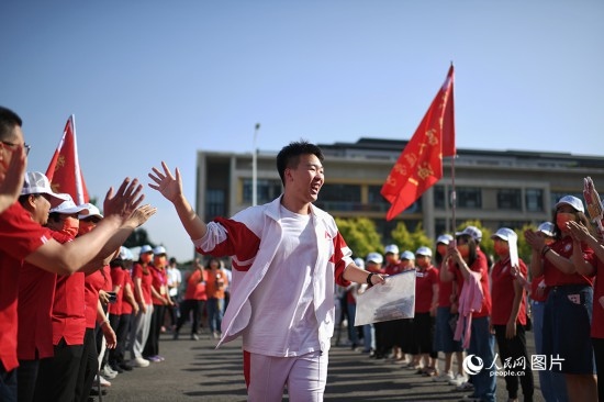 6月7日，在北京市人大附中通州校區(qū)考點，考生與送考老師擊掌加油。人民網(wǎng)記者 翁奇羽攝