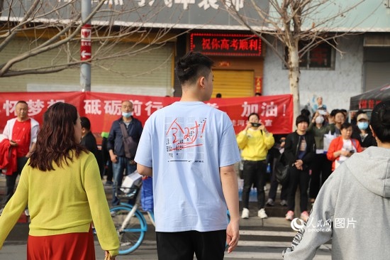6月7日早8點，甘肅省蘭州市外國語高級中學(xué)考點，考生按規(guī)定進入考場。人民網(wǎng)記者 黃帆攝