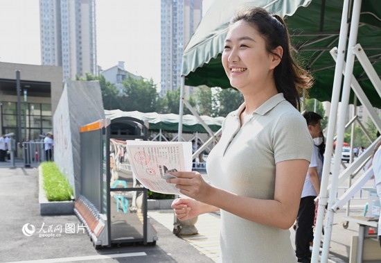 6月7日高考第一天，早上8點，一名考生充滿自信地步入鄭州市十一中考點。人民網(wǎng)記者 王玉興攝