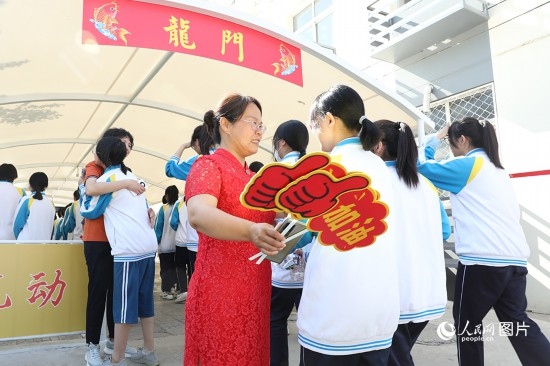 6月7日一早，雄安新區(qū)安新中學(xué)老師在給同學(xué)們加油鼓勁兒。人民網(wǎng) 李兆民攝