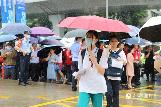 6月7日，海南華僑中學(xué)（高中部）考點，學(xué)子冒雨奔赴考場。人民網(wǎng)記者 孟凡盛攝