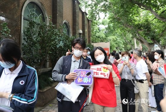 6月7日一大早，上海向明中學(xué)考場外，來自上海市盧灣高級中學(xué)的考生正在依次進場。人民網(wǎng)記者 龔莎攝