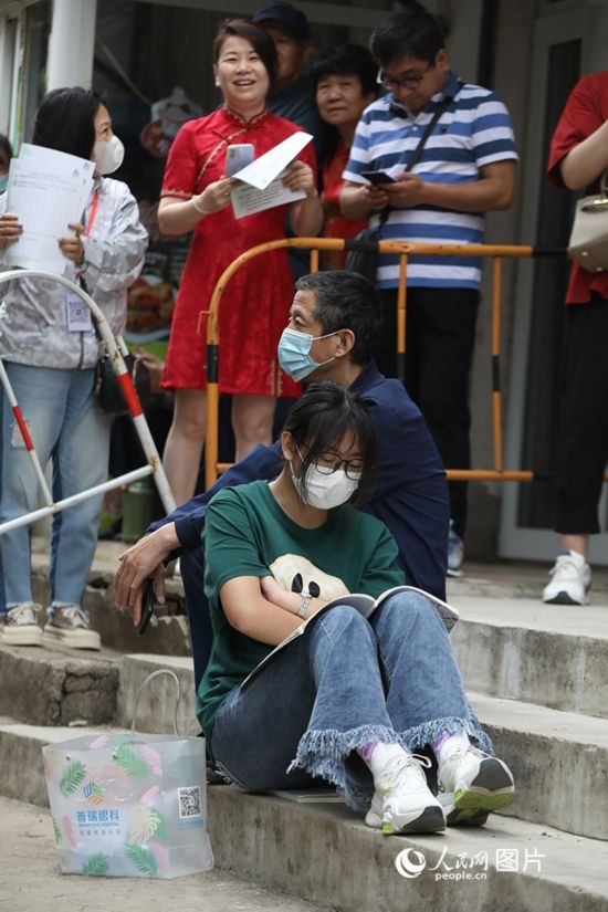 6月7日，沈陽市第一中學(xué)，學(xué)子靠在父親身邊做最后的沖刺。人民網(wǎng) 周頌雪攝