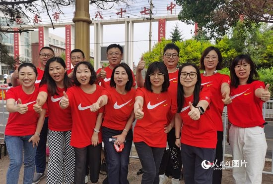 6月7日一早，陽光明媚，天氣涼爽，在長春市第八十七中學(xué)，考生們正陸續(xù)進入考場。親友團為參加高考的學(xué)子們加油鼓勁。人民網(wǎng)記者 王帝元攝