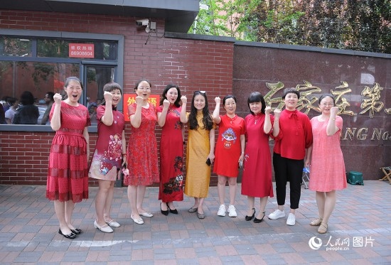 6月7日，在石家莊第二十七中學(xué)考點，家長身著旗袍，為高考的孩子們加油助威！紅紅火火、旗開得勝！人民網(wǎng)記者 周博攝