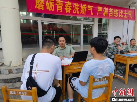 專武干部在講解相關(guān)政策。韋碩 攝