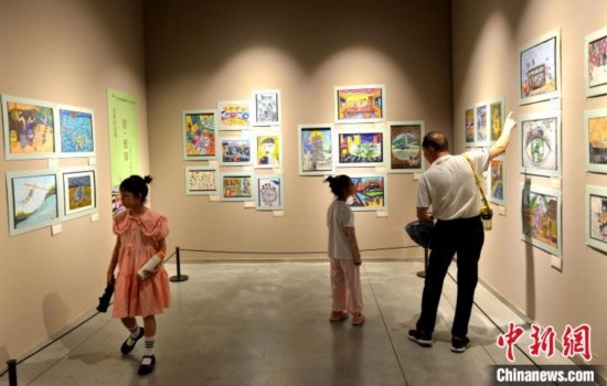 圖為家長帶著孩子參觀展覽。呂明 攝