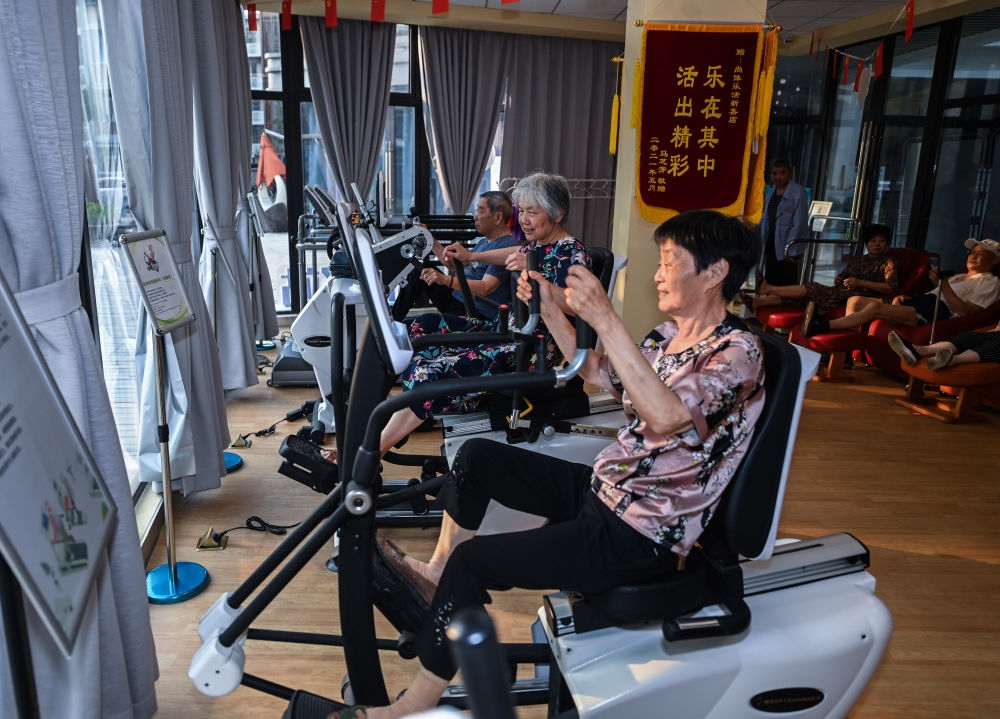 在浙江嘉興市南湖區(qū)新嘉街道電子社區(qū)鄰里中心的長(zhǎng)者運(yùn)動(dòng)健康之家內(nèi)，老人們?cè)谶M(jìn)行器械鍛煉（2023年6月14日攝）。新華社記者 徐昱 攝