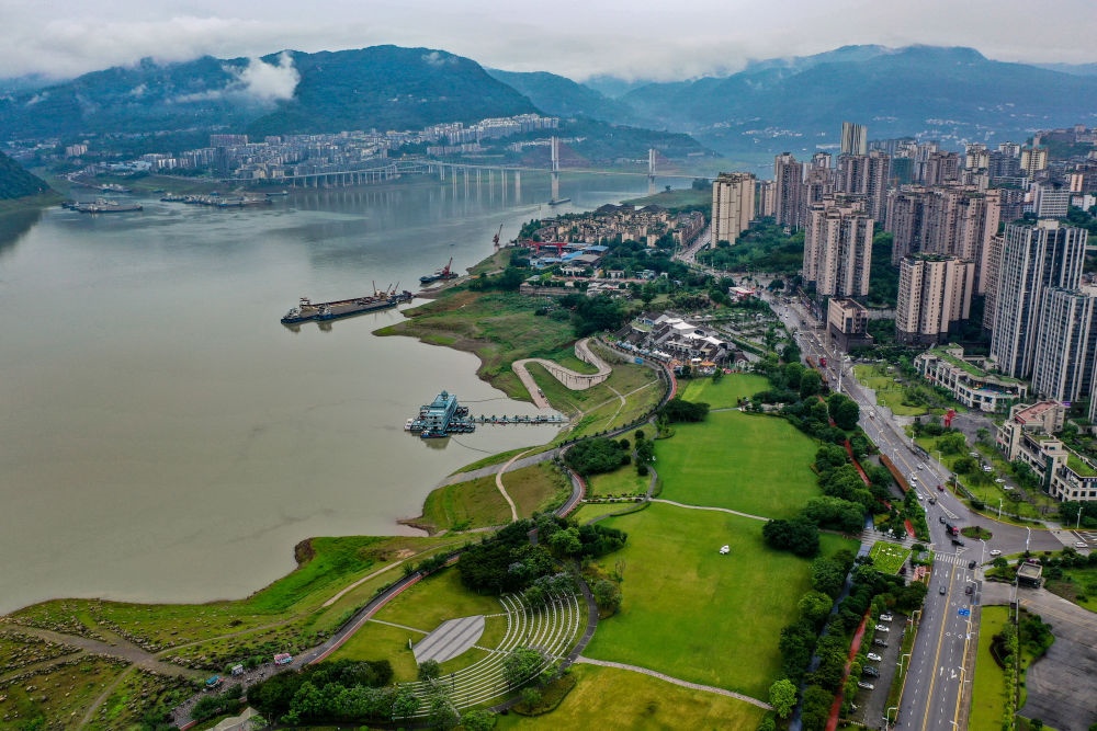 這是2023年6月7日拍攝的位于重慶市云陽縣的云陽城區(qū)環(huán)湖綠道（無人機(jī)照片）。當(dāng)?shù)貙⑸鷳B(tài)治理與生態(tài)修復(fù)結(jié)合起來，兼顧城市旅游和運(yùn)動(dòng)休閑等功能需要，打造環(huán)縣城兩江四岸33公里綠道。新華社記者 唐奕 攝