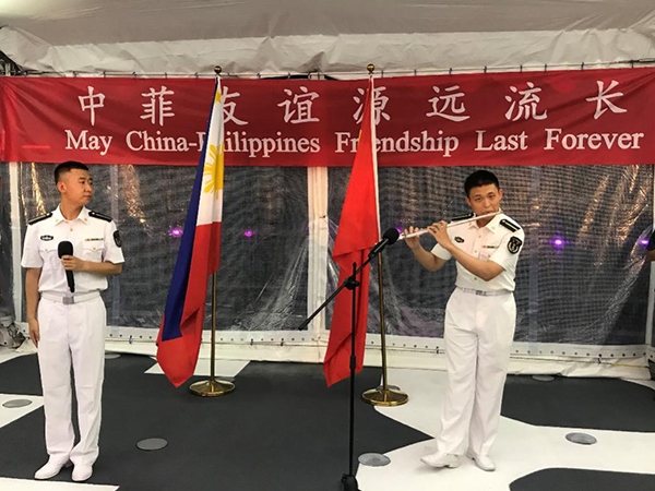 艦上官兵表演歌舞、民樂(lè)、武術(shù)等節(jié)目。中國(guó)駐菲律賓大使館供圖