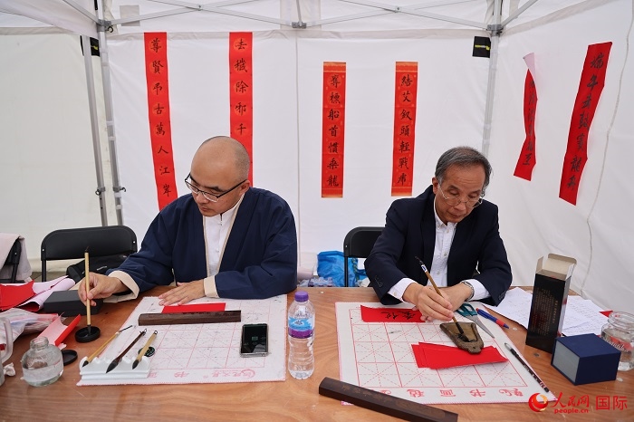 活動(dòng)現(xiàn)場(chǎng)的中國(guó)書(shū)法展示。人民網(wǎng)記者 邢雪攝