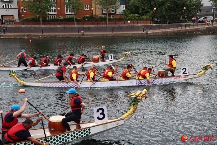 2023全英中華端午龍舟會(huì)比賽現(xiàn)場(chǎng)，幾支隊(duì)伍你追我趕。人民網(wǎng)記者 邢雪攝