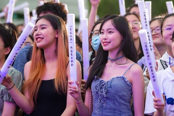 場(chǎng)下觀眾十分熱情。人民網(wǎng)記者 翁奇羽攝