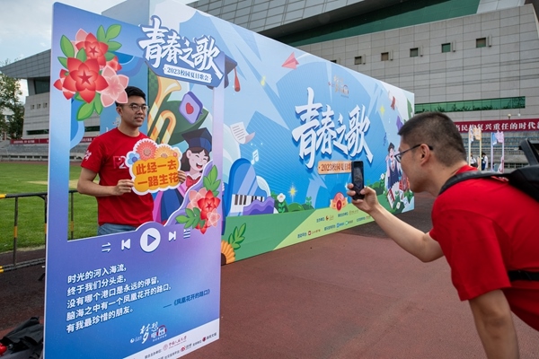 學(xué)生在市集打卡拍照。人民網(wǎng)記者 翁奇羽攝