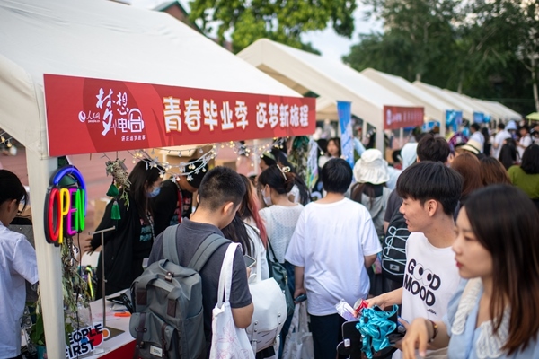 市集現(xiàn)場(chǎng)。人民網(wǎng)記者 翁奇羽攝