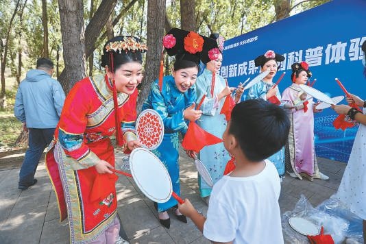 昨天上午，“奮進新征程 建功新時代”2023年懷柔區(qū)第十八屆京韻滿鄉(xiāng)文化旅游節(jié)正式開幕，豐富多彩的文化演出吸引大批游客來此體驗別具特色的滿族文化。本報記者 甘南攝