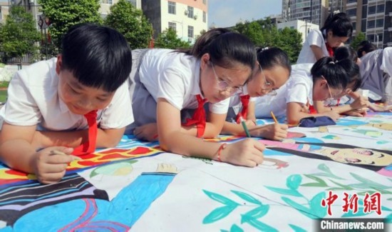 圖為學(xué)生們用手中畫筆在進(jìn)行創(chuàng)作。 興業(yè)縣融媒體中心供圖