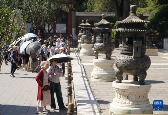 6月22日，游人在北京頤和園參觀游覽。新華社記者 任超 攝