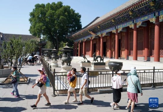 6月22日，游人在北京頤和園參觀游覽。新華社記者 任超 攝