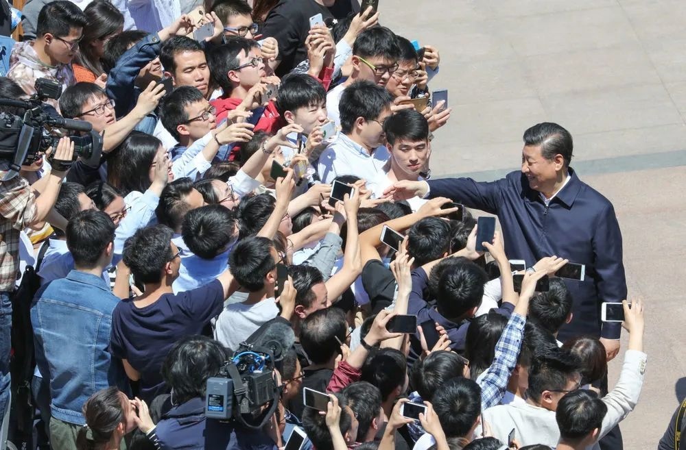 2018年5月2日，習(xí)近平來到北京大學(xué)考察。圖為習(xí)近平離開學(xué)校時(shí)同道路兩旁師生親切握手。 新華社記者 王曄 攝