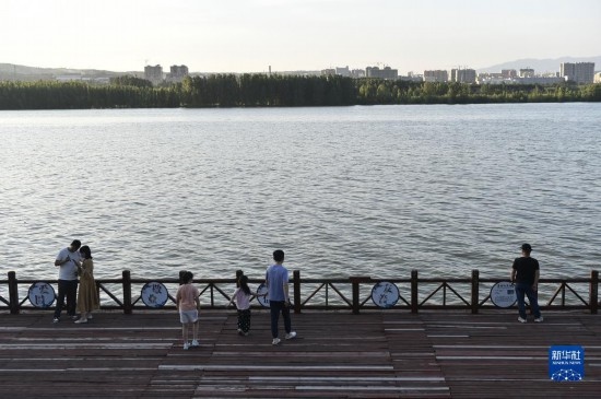 6月23日，游人在三門峽市黃河公園內(nèi)休閑。