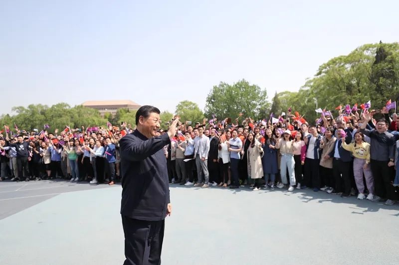 2021年4月19日，在清華大學(xué)建校110周年校慶日即將來臨之際，習(xí)近平來到清華大學(xué)考察。圖為習(xí)近平離開學(xué)校時(shí)，同師生們揮手致意。新華社記者 鞠鵬 攝