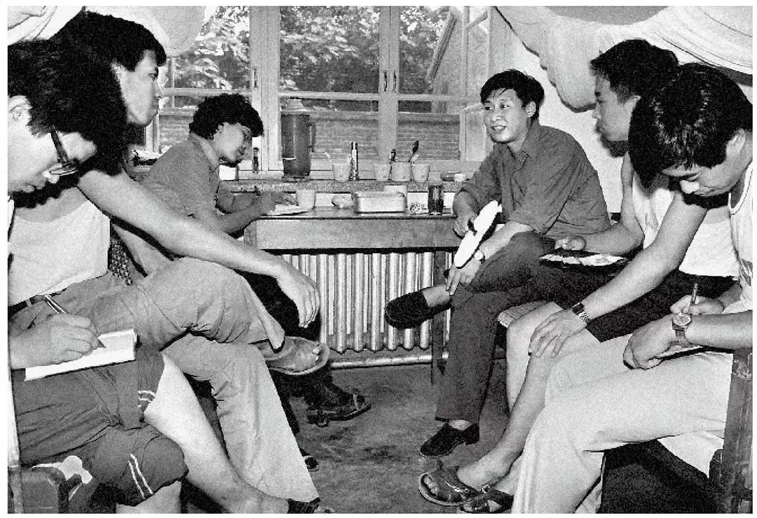 1984年7月29日，習(xí)近平與中國(guó)人民大學(xué)暑期社會(huì)實(shí)踐團(tuán)成員在正定縣政府招待所宿舍座談。（圖源：《習(xí)近平與大學(xué)生朋友們》）