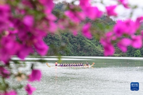 6月22日，重慶市酉陽(yáng)土家族苗族自治縣酉水河鎮(zhèn)河灣村，參賽選手進(jìn)行龍舟比賽。