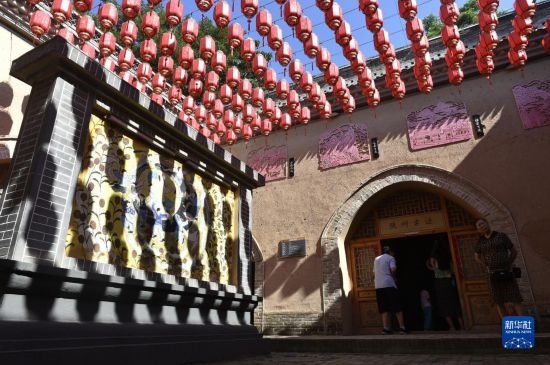6月23日，游人在三門峽市陜州地坑院景區(qū)內(nèi)游覽。