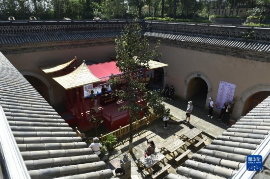 6月23日，游人在三門峽市陜州地坑院景區(qū)內(nèi)游覽。