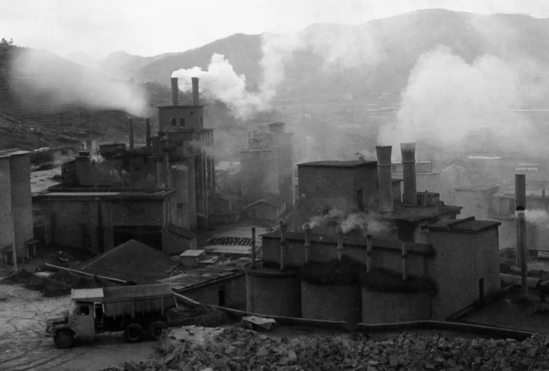 上世紀(jì)80年代，余村開礦山、辦水泥廠。（圖源：安吉縣委宣傳部）