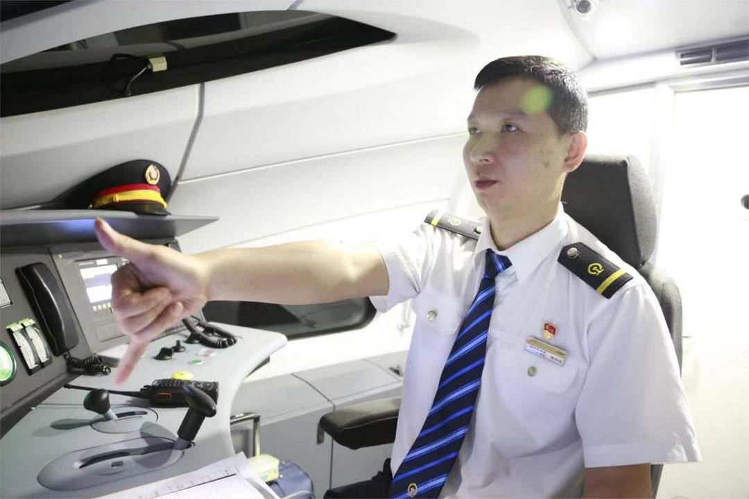 陳承儀駕駛動車組列車執(zhí)行標準作業(yè)。陳巍攝