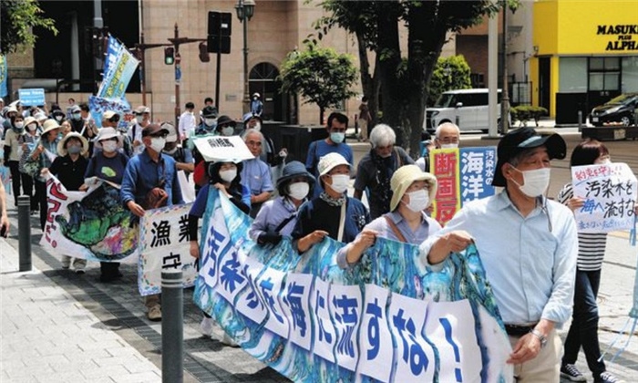 6月20日，日本民眾在福島縣政府周圍舉行抗議活動(dòng)，強(qiáng)烈反對(duì)核污水排海計(jì)劃。（圖片來(lái)源：《東京新聞》）