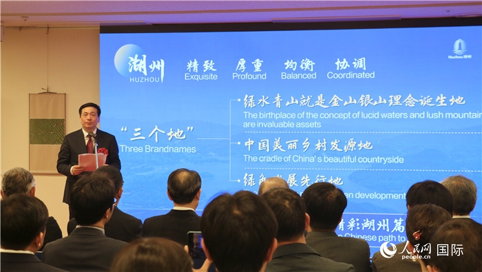 湖州市委書(shū)記陳浩介紹湖州市總體情況。（人民網(wǎng) 許可攝）